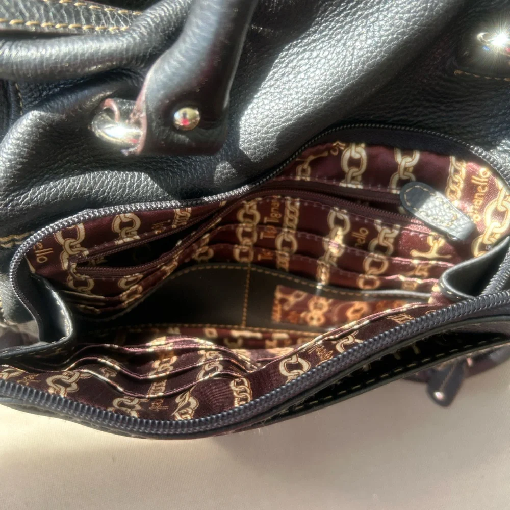 Black handbag purse, Tignanello w/ their iconic lining and multiple compartments - Picture 8 of 10